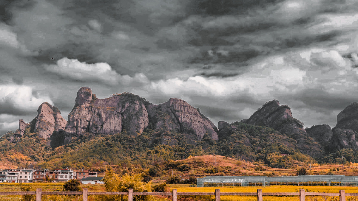 解放前为土匪聚集地,所处连城冠豸山景区北面,其状似马头,冠豸山为马