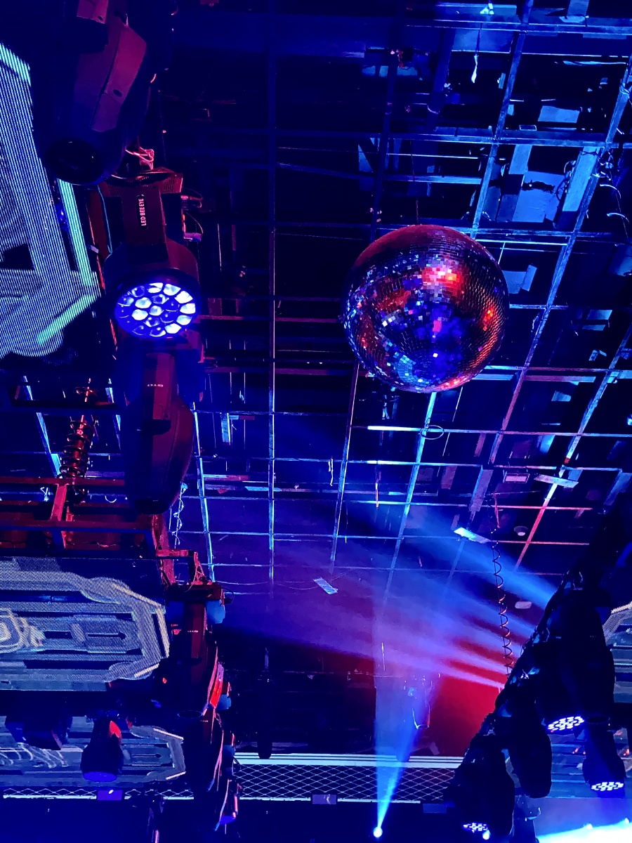 赛博朋克蓝红灯光设计