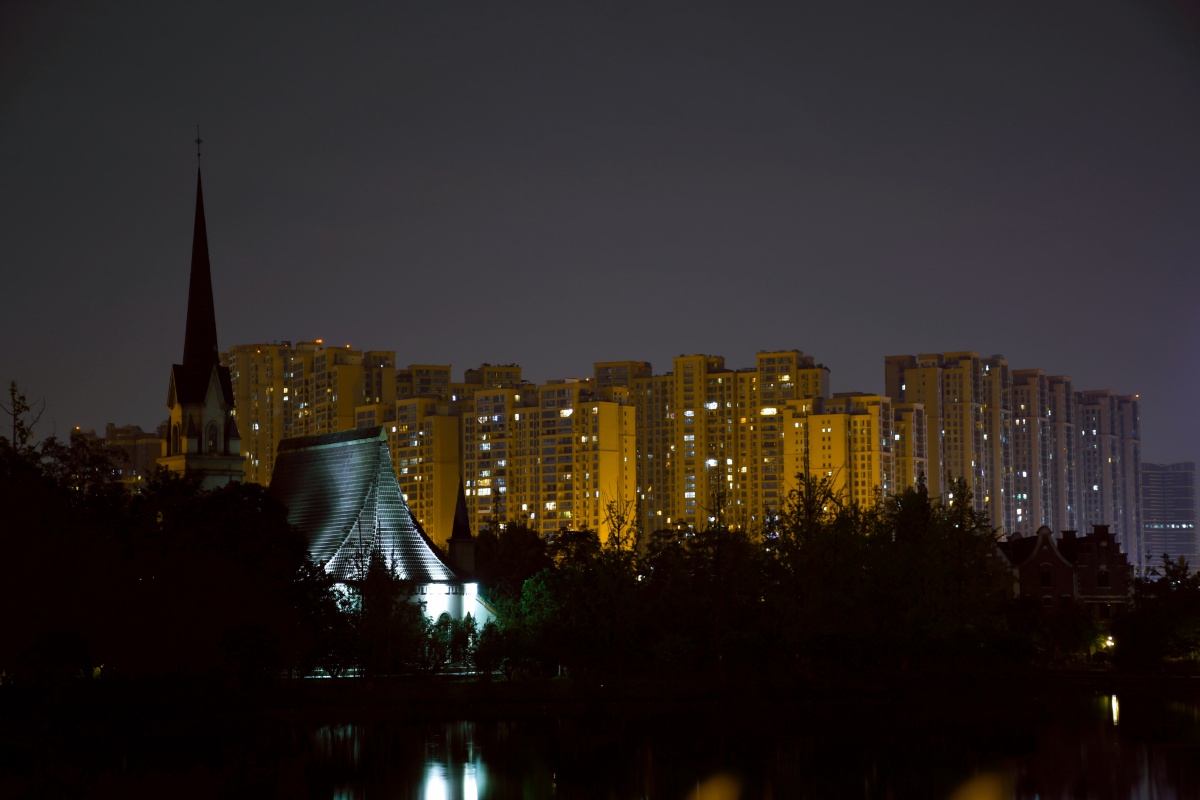 这城市有些许的冷清