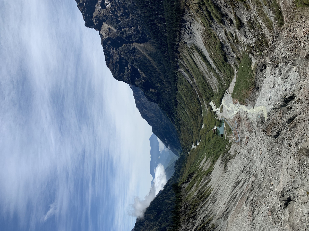 海螺沟位于四川省泸定县磨西镇,贡嘎山东坡,是青藏高原东缘的极高山地