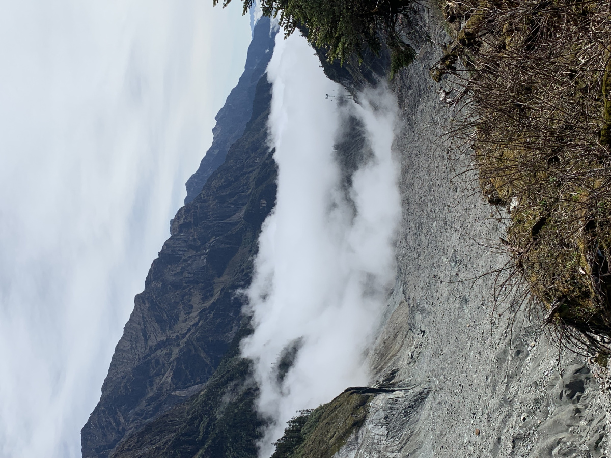 海螺沟位于四川省泸定县磨西镇,贡嘎山东坡,是青藏高原东缘的极高山地