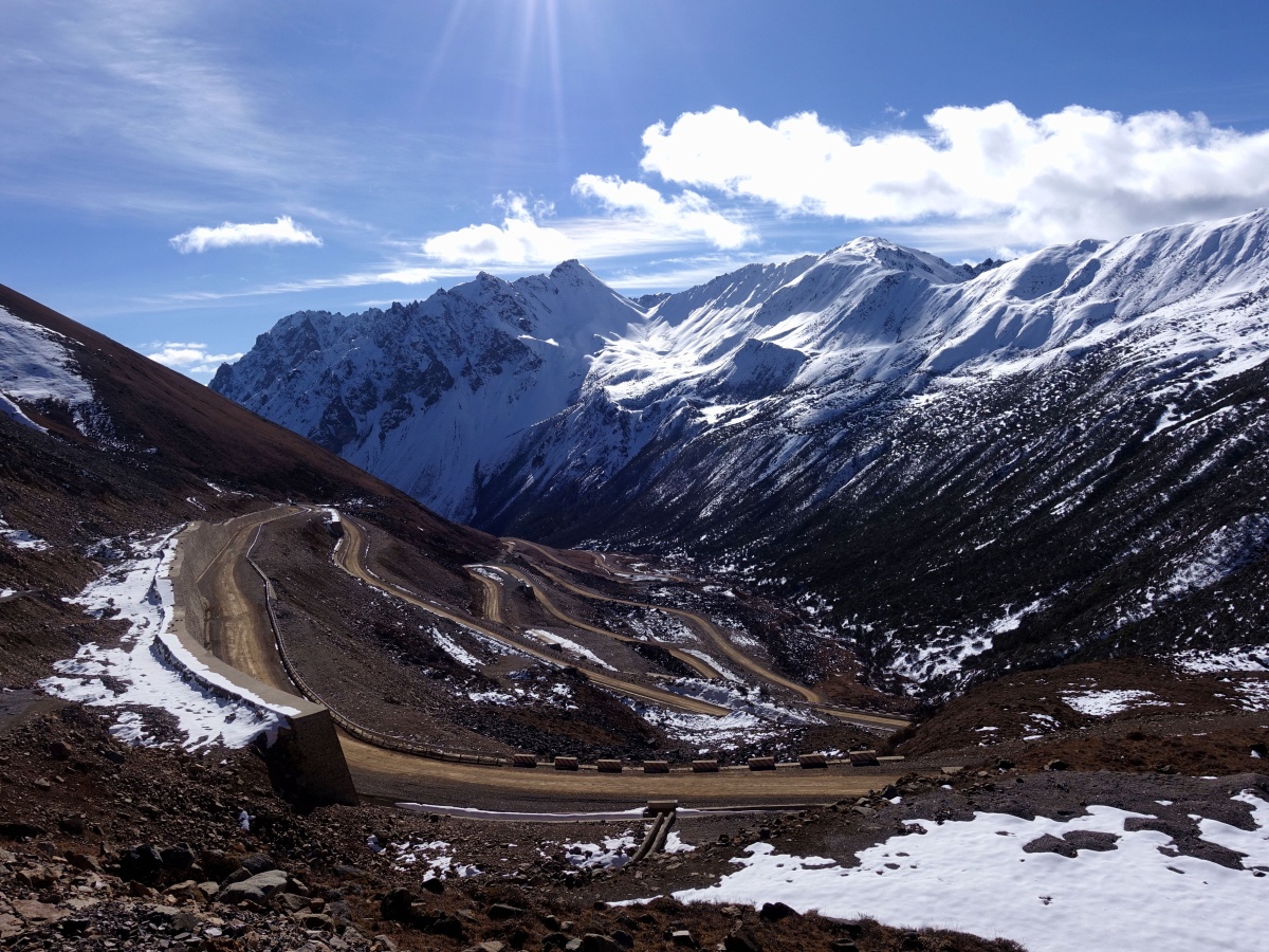 丙察察路上的雄珠拉垭口,海拔4636米,雄伟,壮丽.