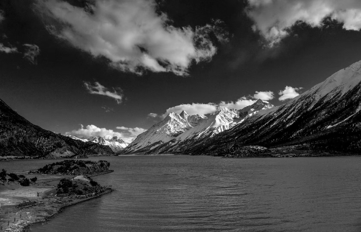 对黑白片我一向不是很感冒,有老师说:如果想让照片有意境尝试调成黑白