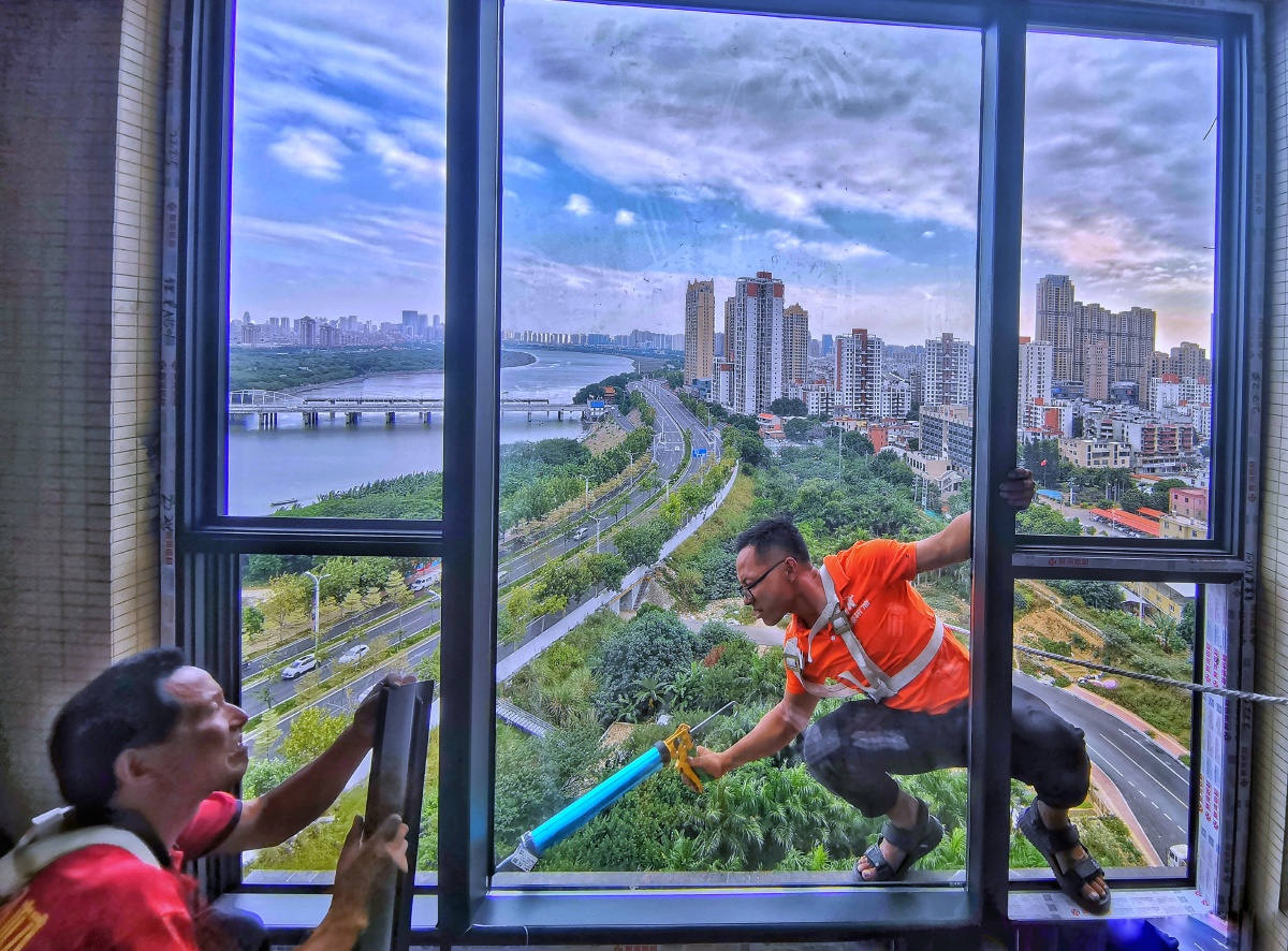 拆了防盗网安装了落地玻璃美景一览无余图为师傅在安装落地玻璃窗