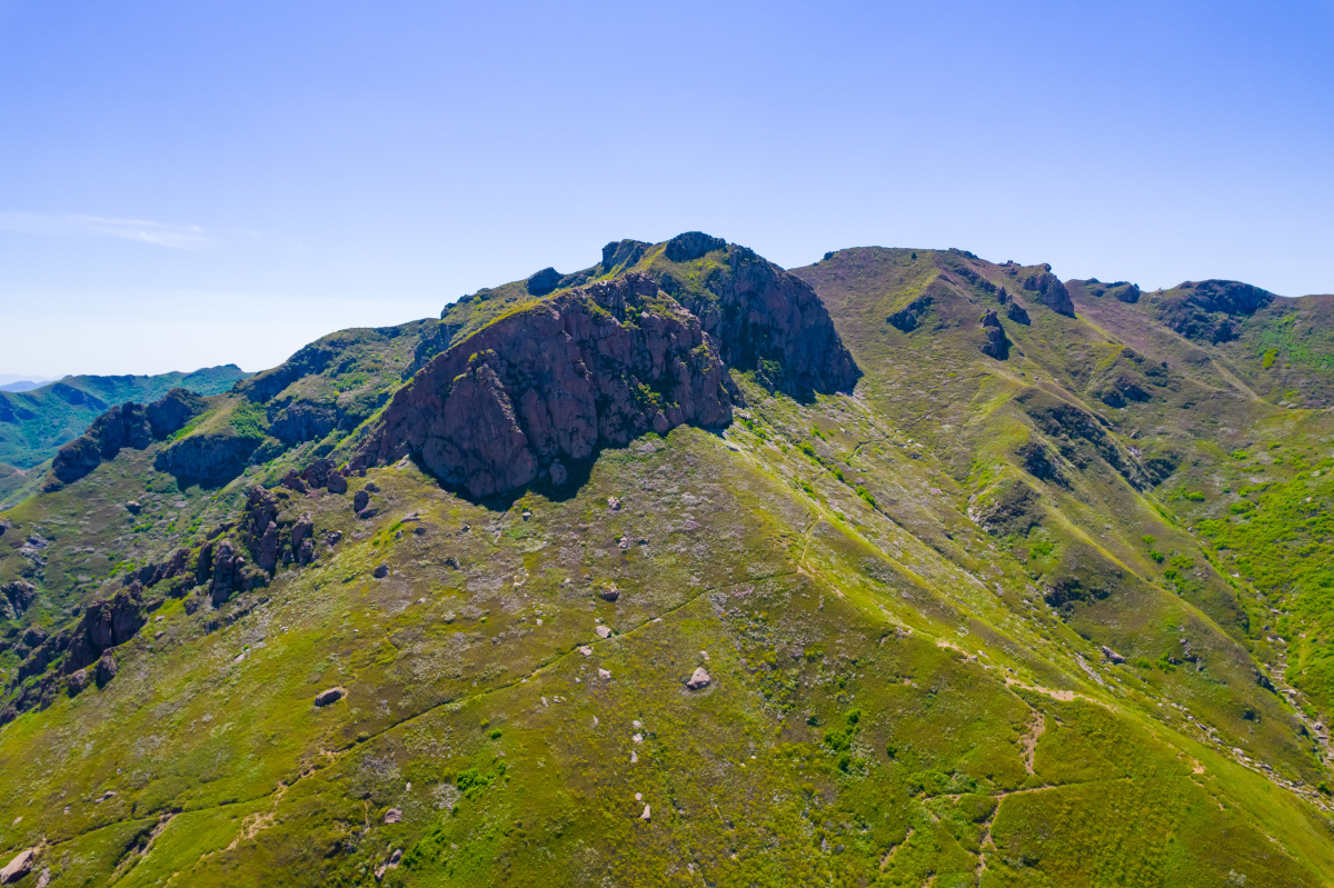 大青山位于朝阳县西北部
