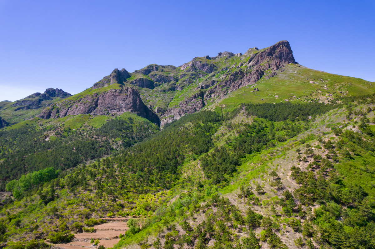 大青山位于朝阳县西北部
