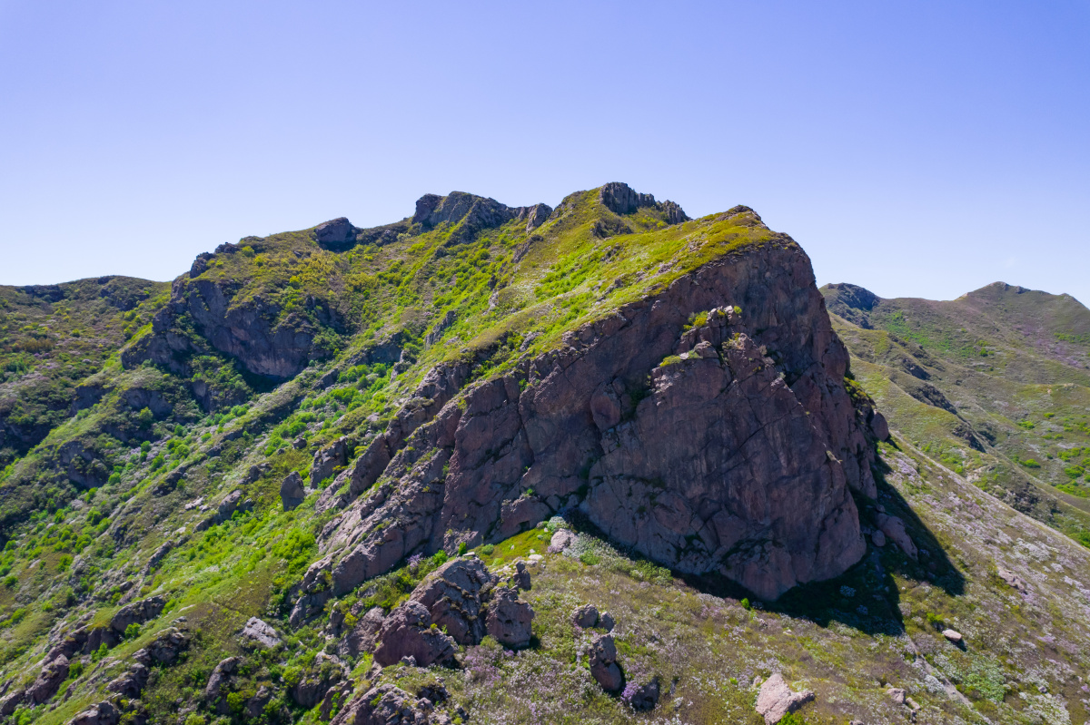 大青山位于朝阳县西北部