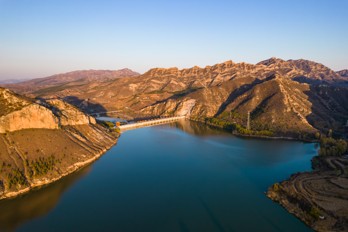 途经燕山湖,正值夕阳西下,遂记起王勃的诗句:落霞与孤鹜齐飞,秋水共长