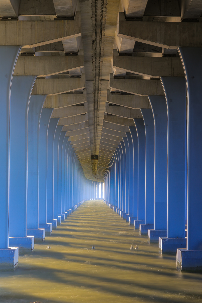 透视高速公路桥梁柱