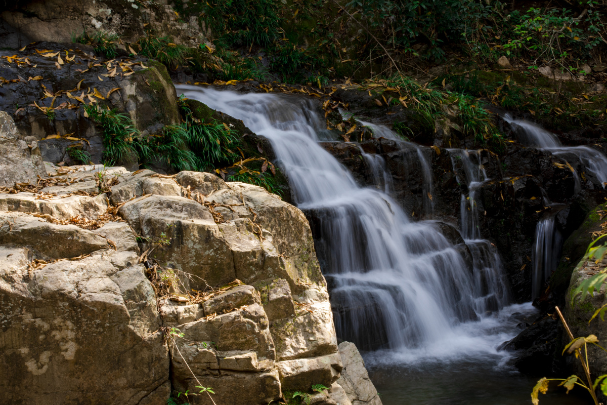 浙北大峡谷的小溪流水