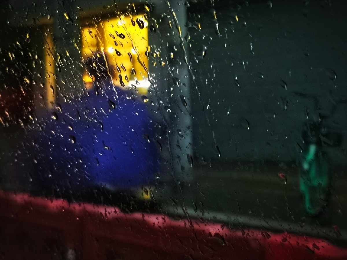 有人忙着回家有人试着淋雨下雨了没人接你记得早点回家