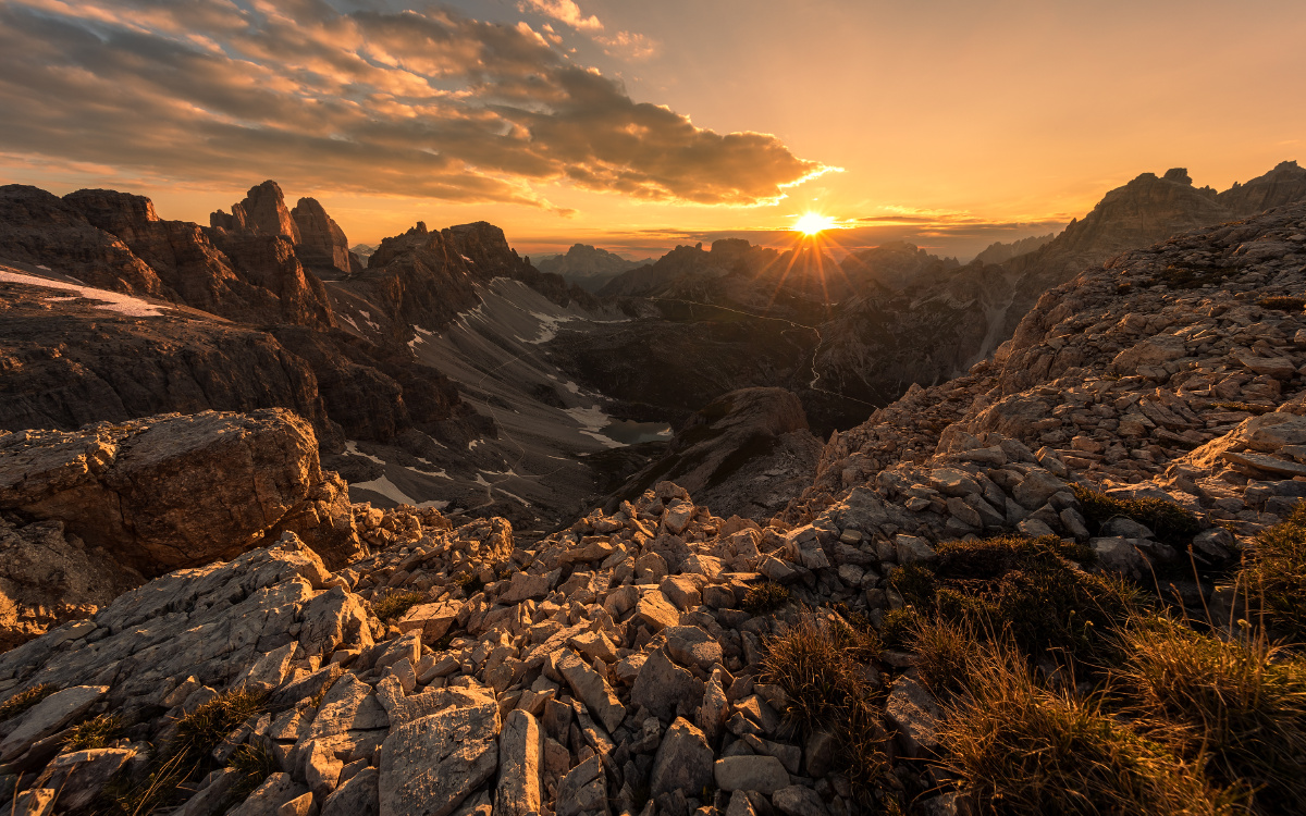 飘向远方,无论身处何方. 夕阳金色的光芒,随时指引着梦想.
