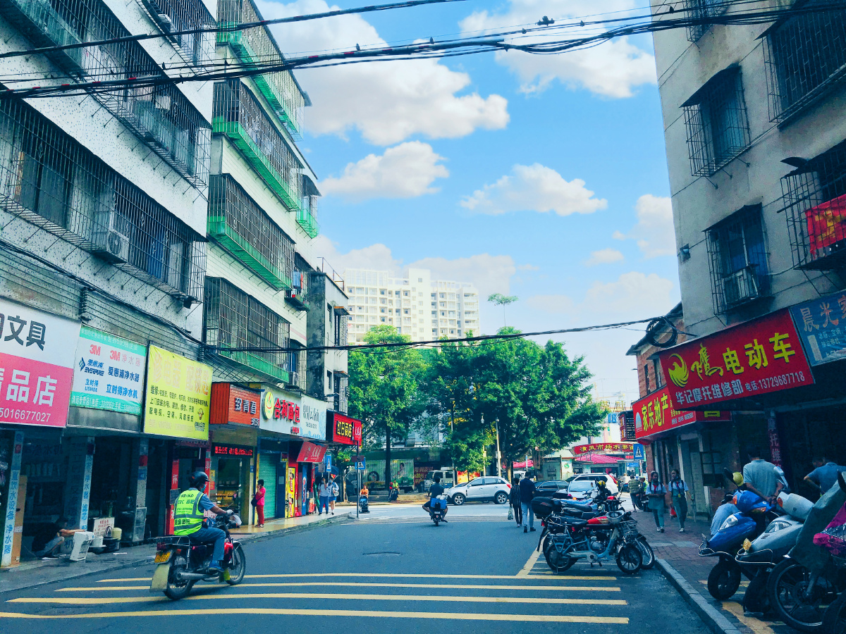 车水马龙的街道