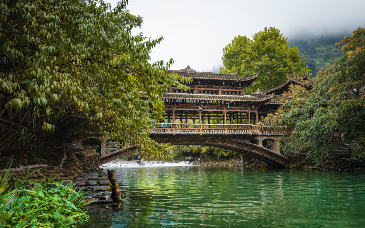 千户苗寨中的风雨桥