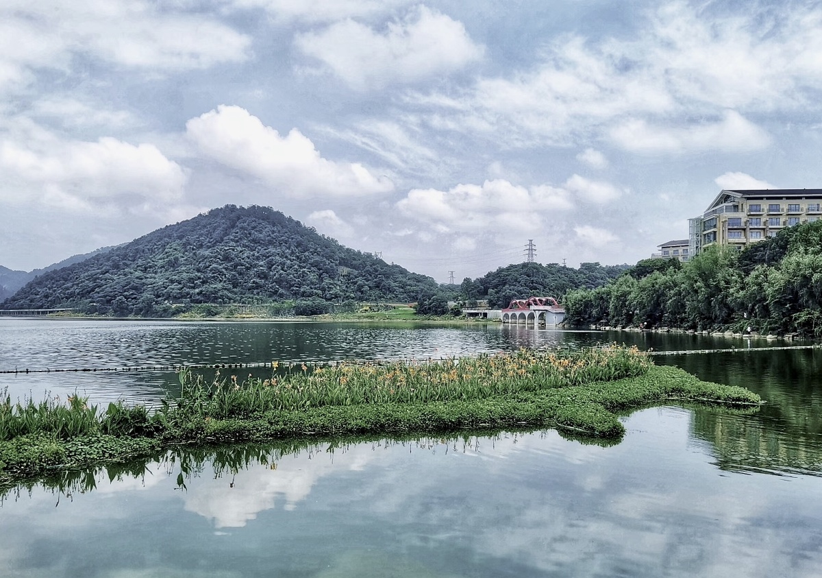杭州的山水仙境一美丽的青山湖畔白天