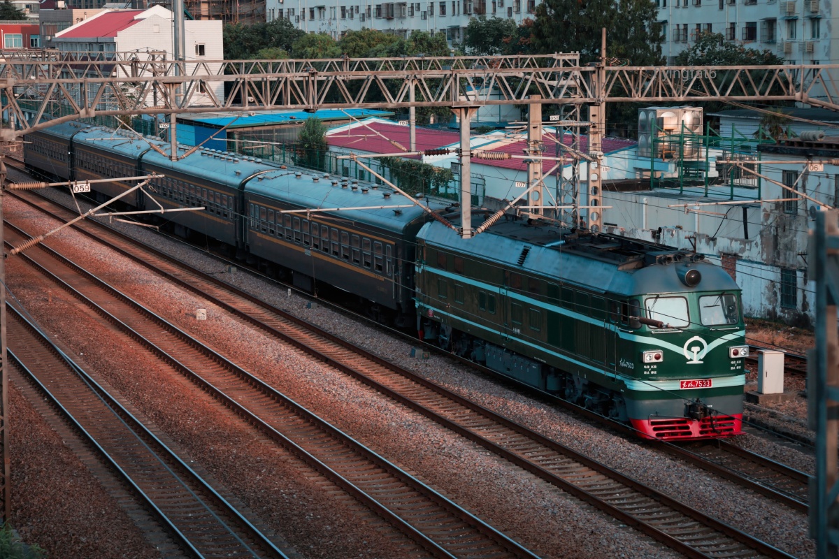 开着窗儿的绿皮车滑过市区身畔是又一个十年