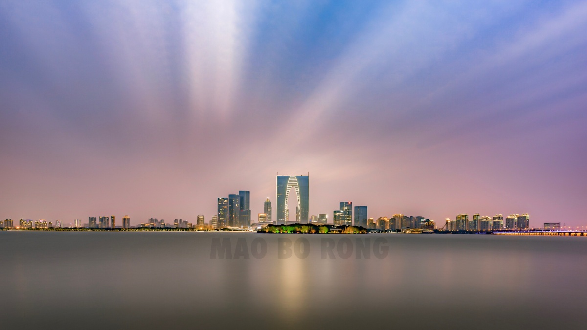 苏州金鸡湖东方之门大秋裤夜景
