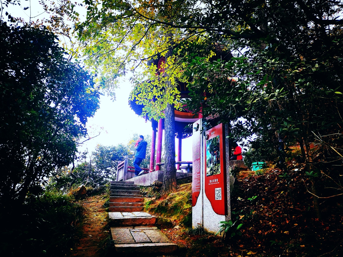 昭山作为风景胜地,其实并非始自宋朝.相传早在西周时期