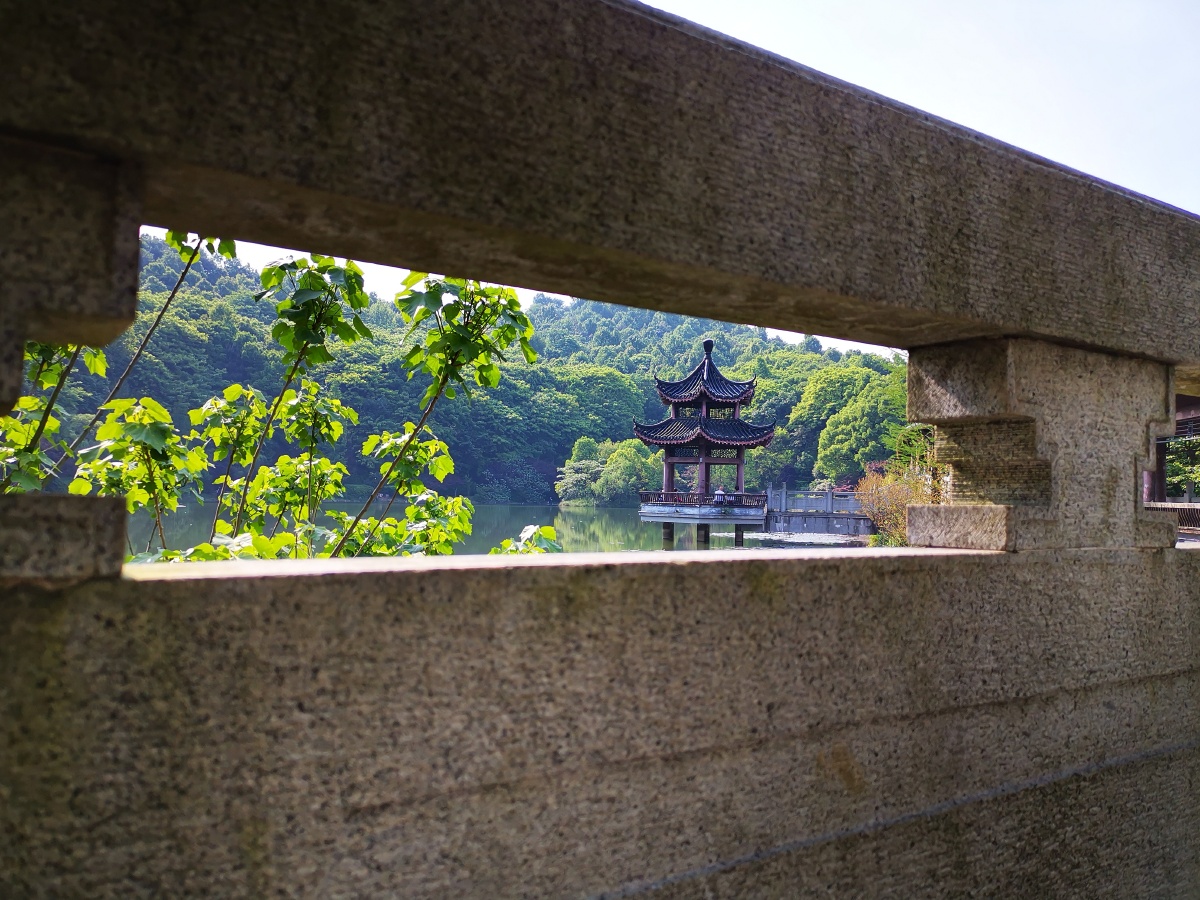 岳麓山风景区穿石坡湖上