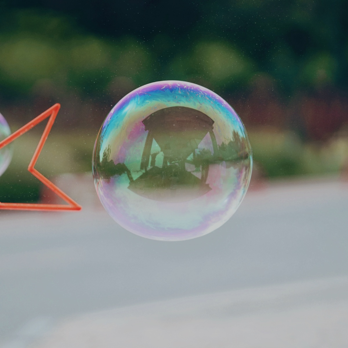 阳光下的泡沫是彩色的