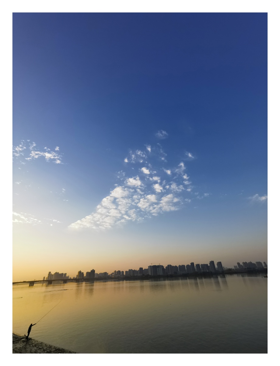 云开日出清晨的襄阳天空湛蓝汉水悠长令人心旷神怡