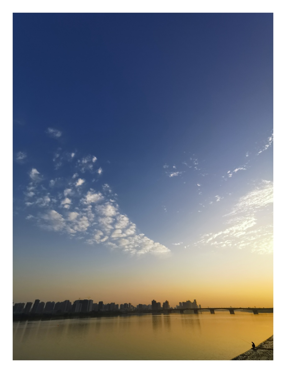 云开日出清晨的襄阳天空湛蓝汉水悠长令人心旷神怡