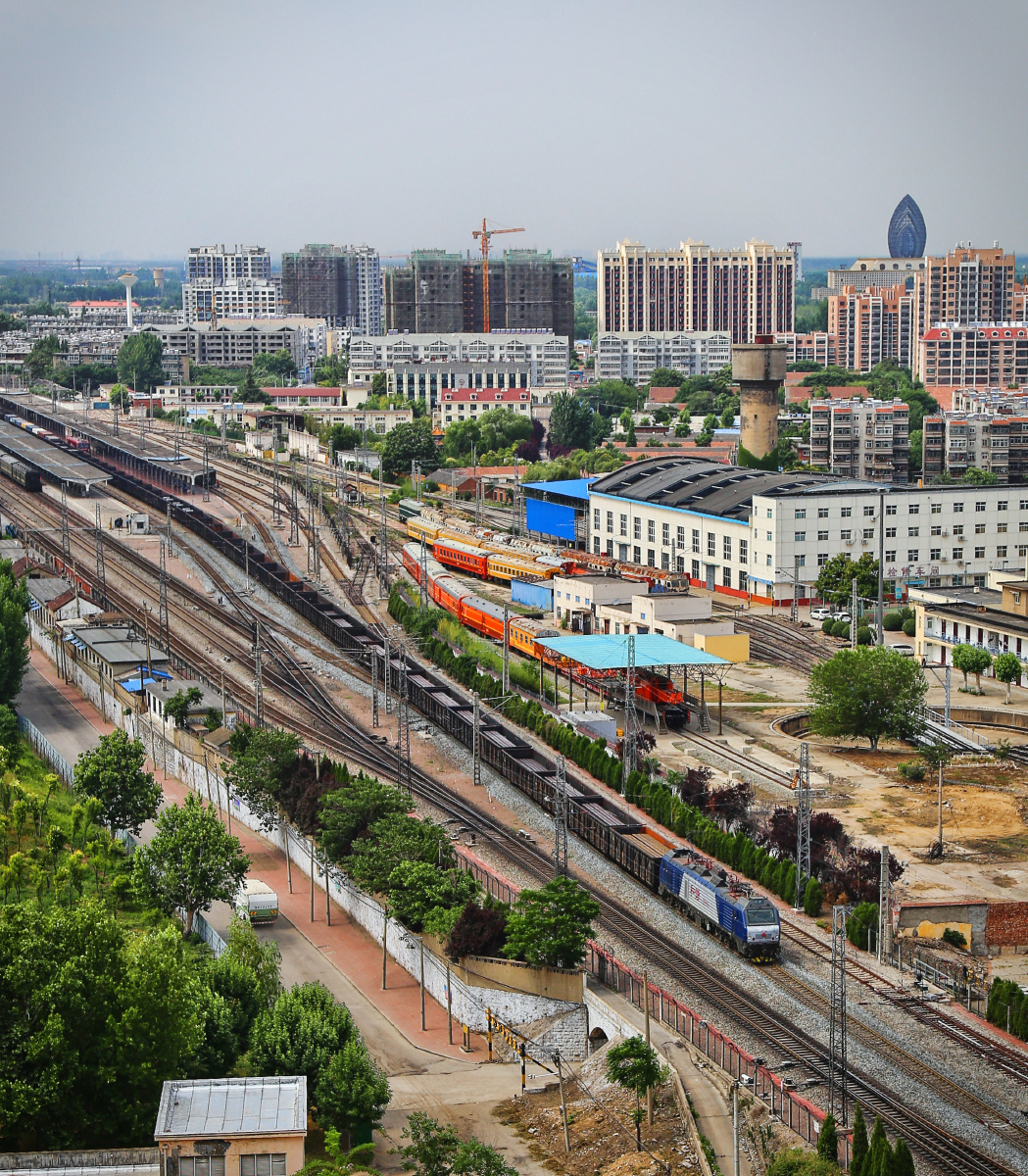 2021年6月 山东济宁 上局宁东段hxd2b牵引货列正在通过京沪铁路兖州站