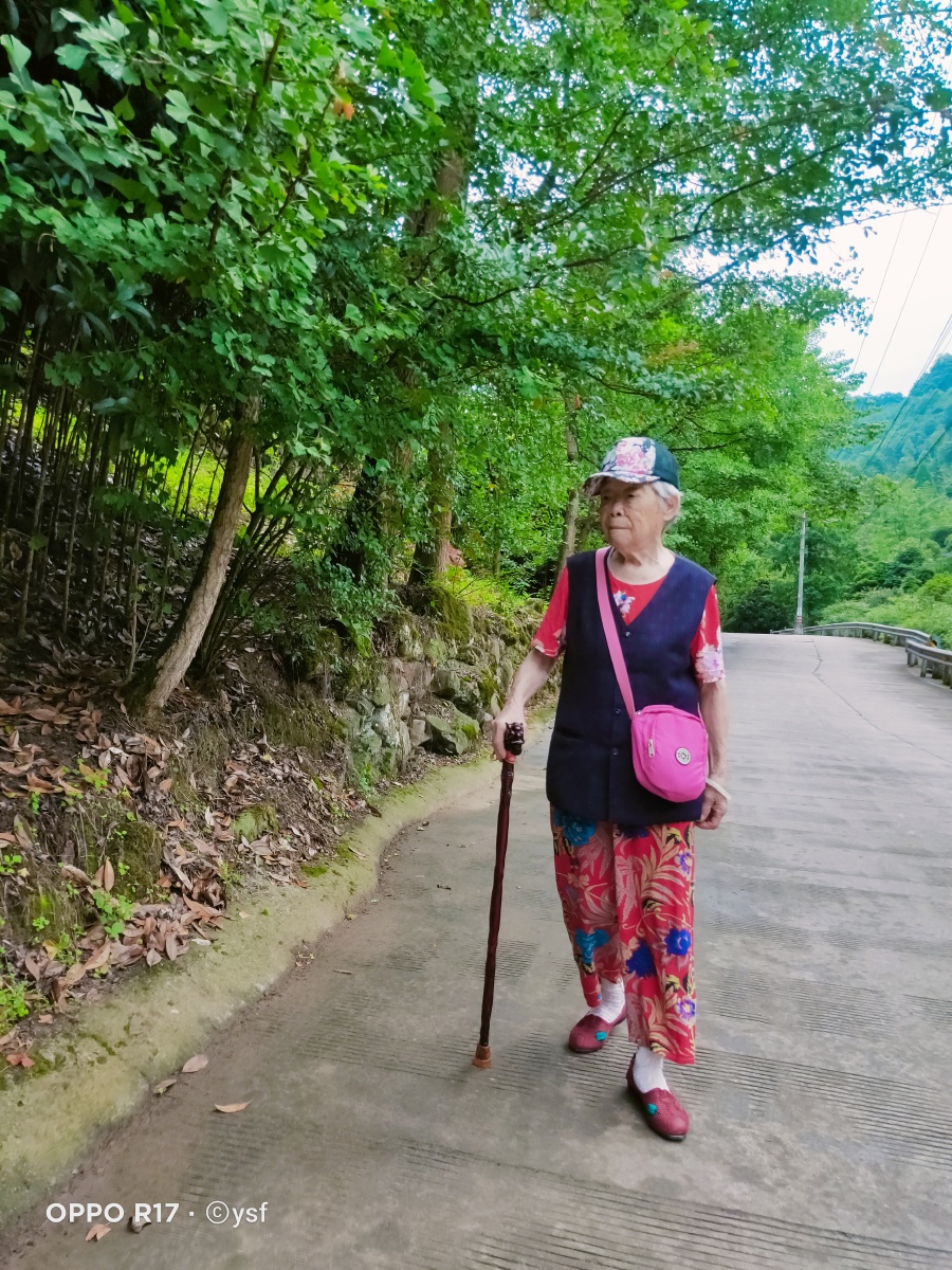 九十四的老妈自己出门山边溜达