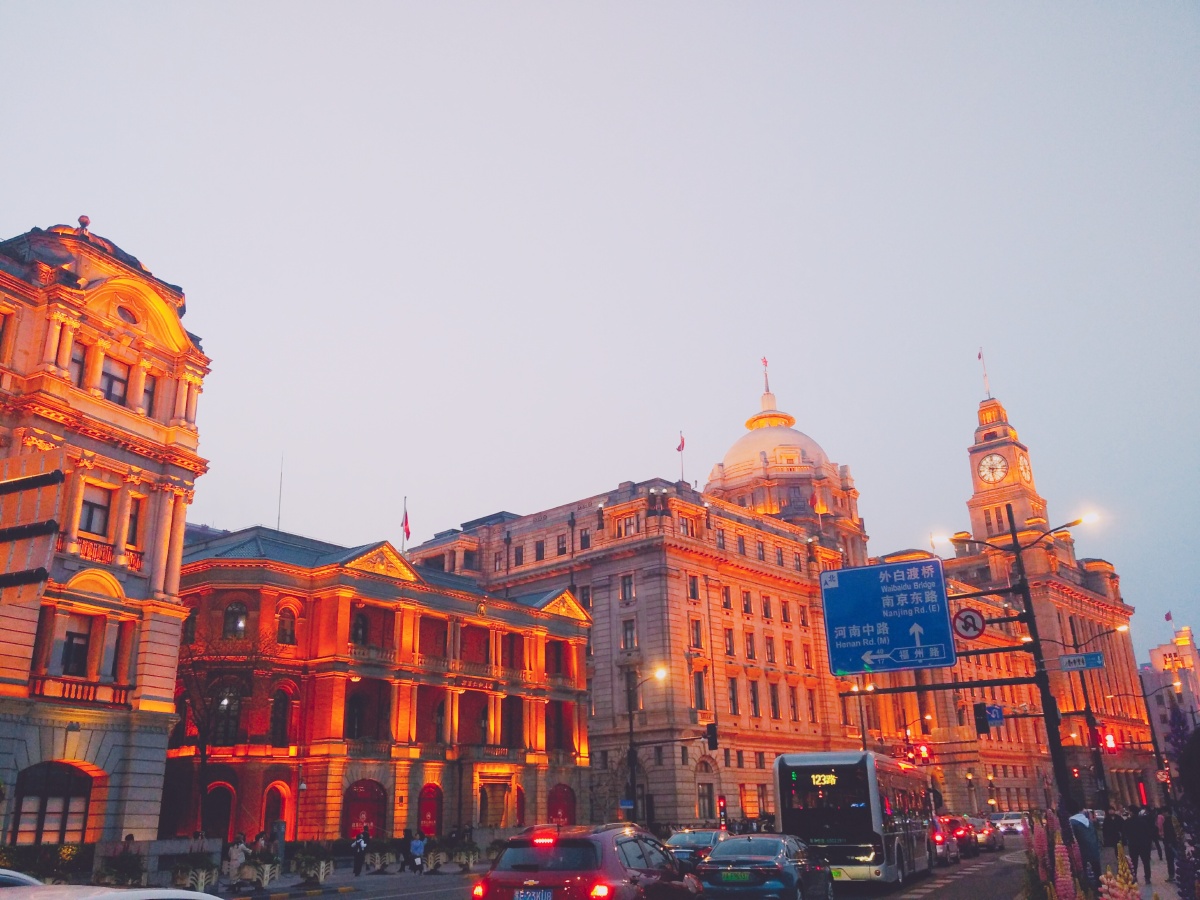 于19年在上海用手机拍摄临近傍晚的上海外滩最有味道