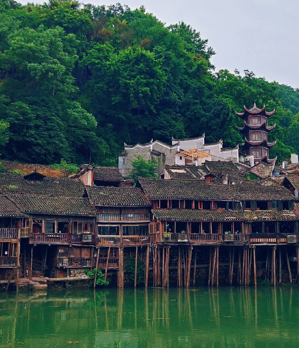 作品日期:6月29日作业主题:青山·碧水·吊脚楼学员编号:45号学员姓名