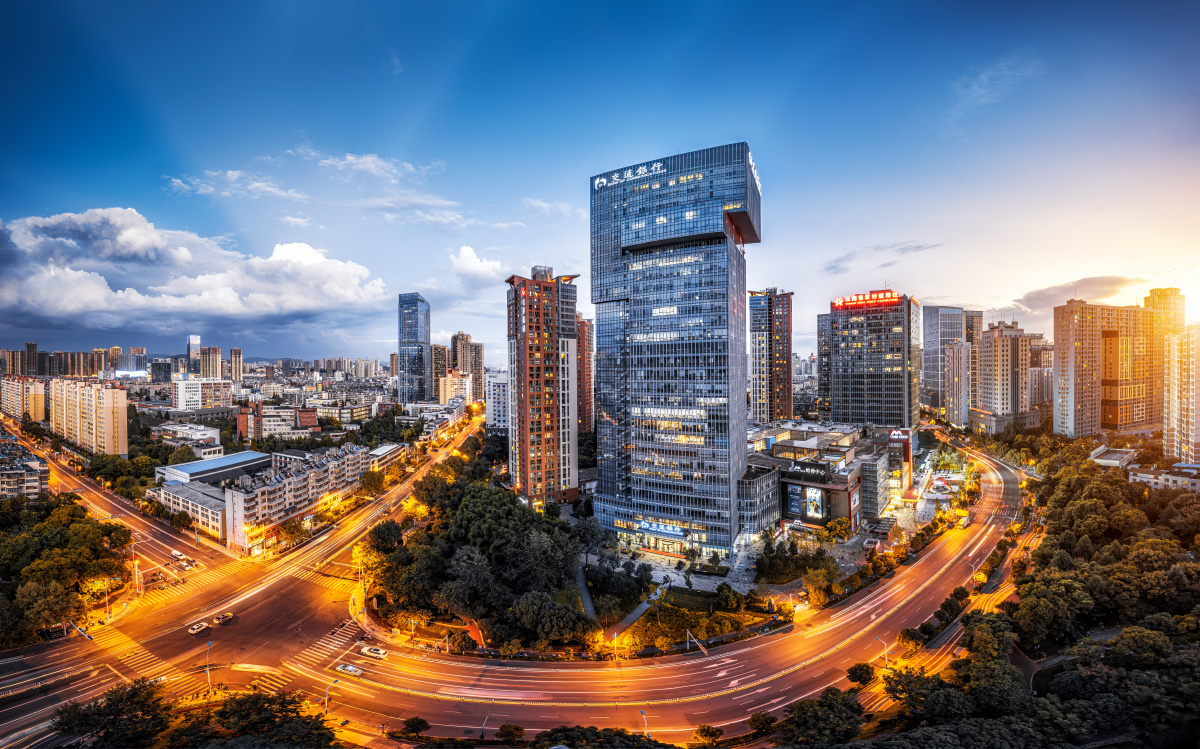 昆明交通银行大厦夕阳西下,交通银行大厦伫立在白塔路与环城东路之间