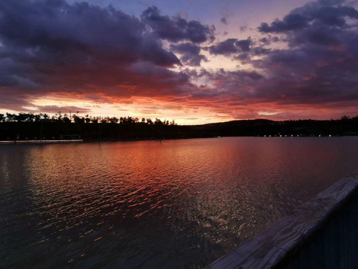 傍晚的湖面也是极美