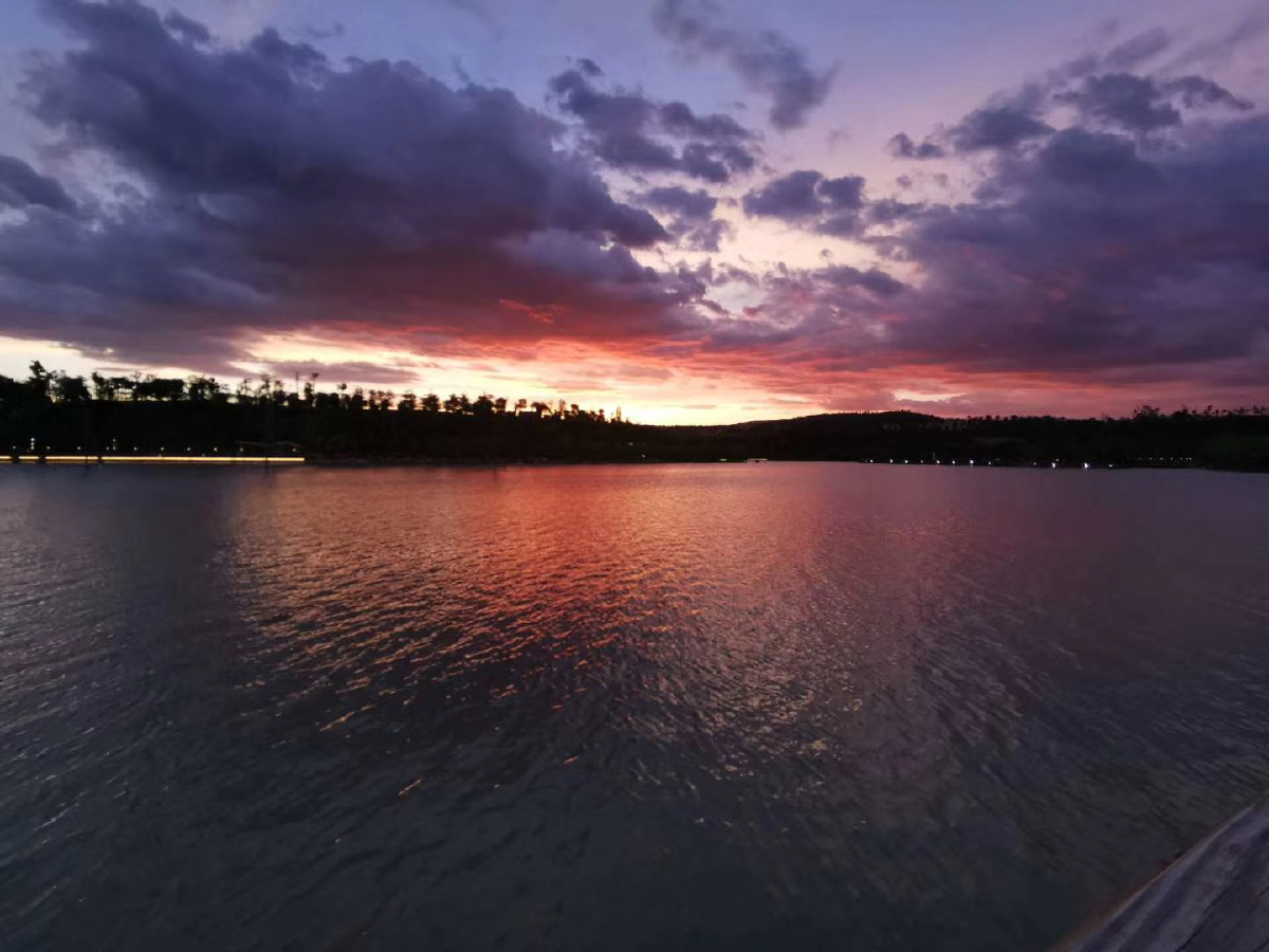 傍晚的湖面也是极美