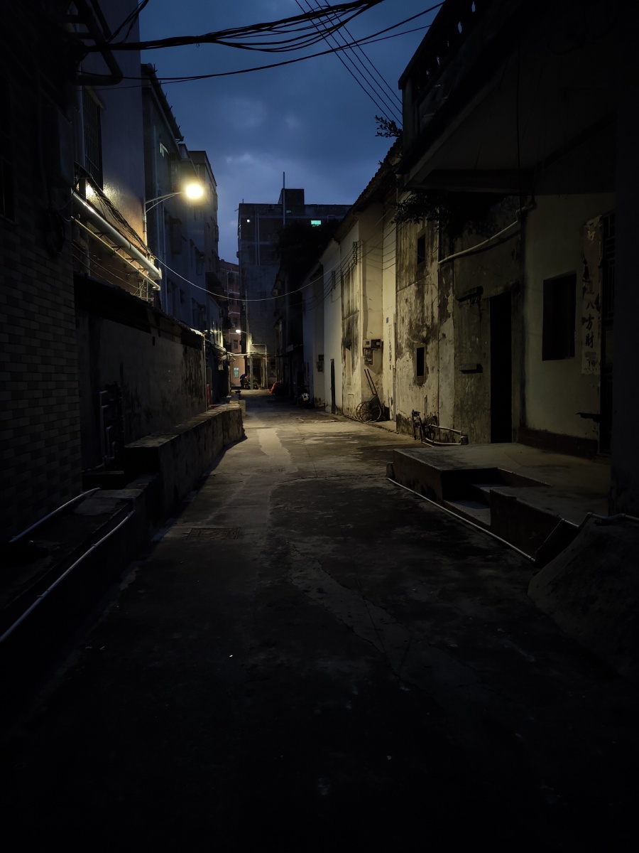 临近晚上独自走在小巷也别有一番风味