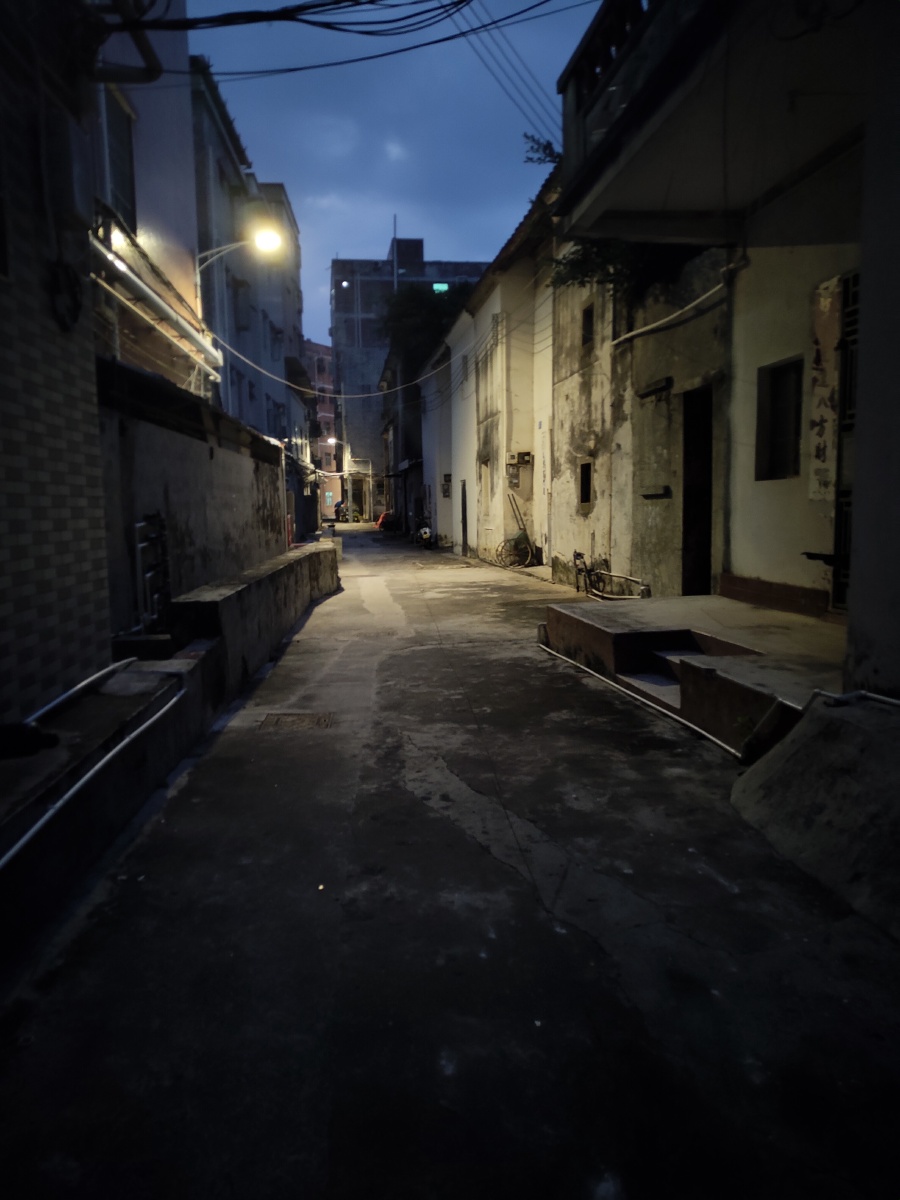 临近晚上独自走在小巷也别有一番风味