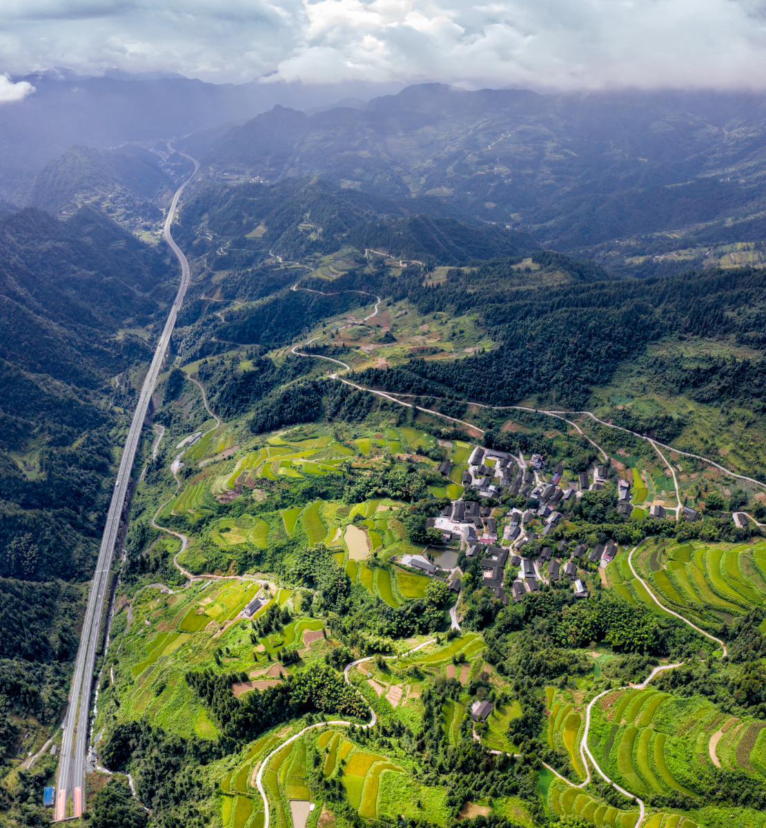 湖北省宣恩县大茅坡营村古寨梯田下的高速公路秋景