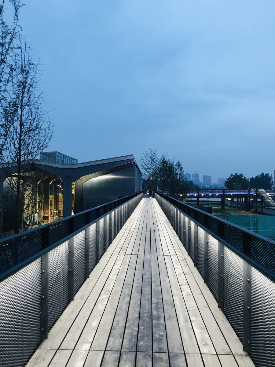 夜幕下的空中走廊