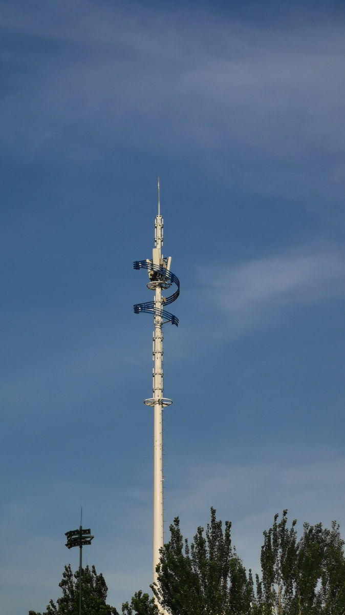 信号塔,路灯与天空的合影