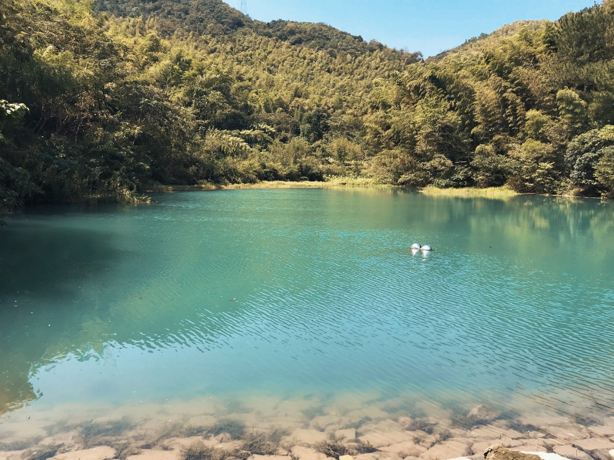 山顶的湖泊-上瑶池,位于中国浙江省宁波市九龙源风景区九龙源内.