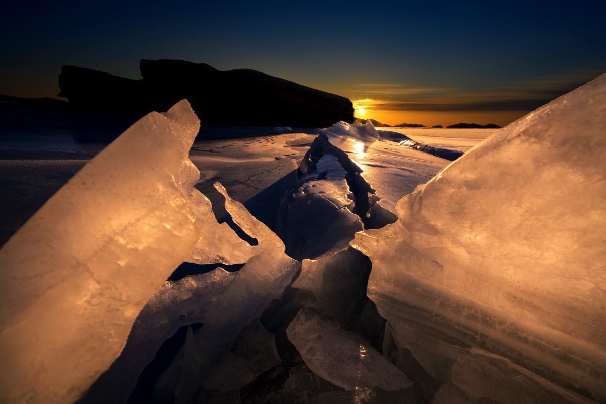 晨光映照下的冰块