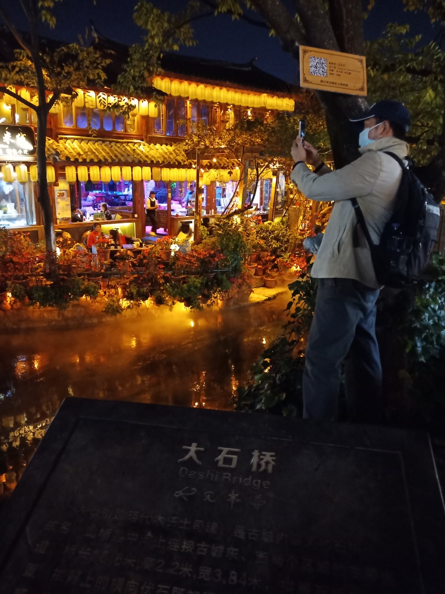 【丽江夜色如此撩人】放眼丽江夜市,五彩缤纷的灯光与古城建筑交相