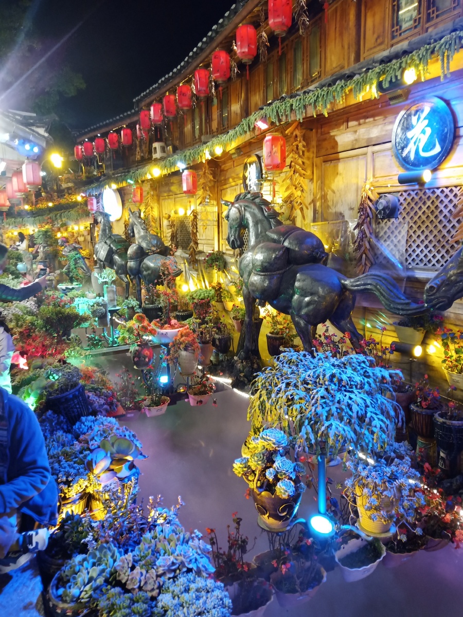 【丽江夜色如此撩人】放眼丽江夜市,五彩缤纷的灯光与古城建筑交相