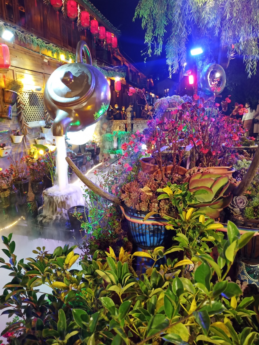 【丽江夜色如此撩人】放眼丽江夜市,五彩缤纷的灯光与古城建筑交相