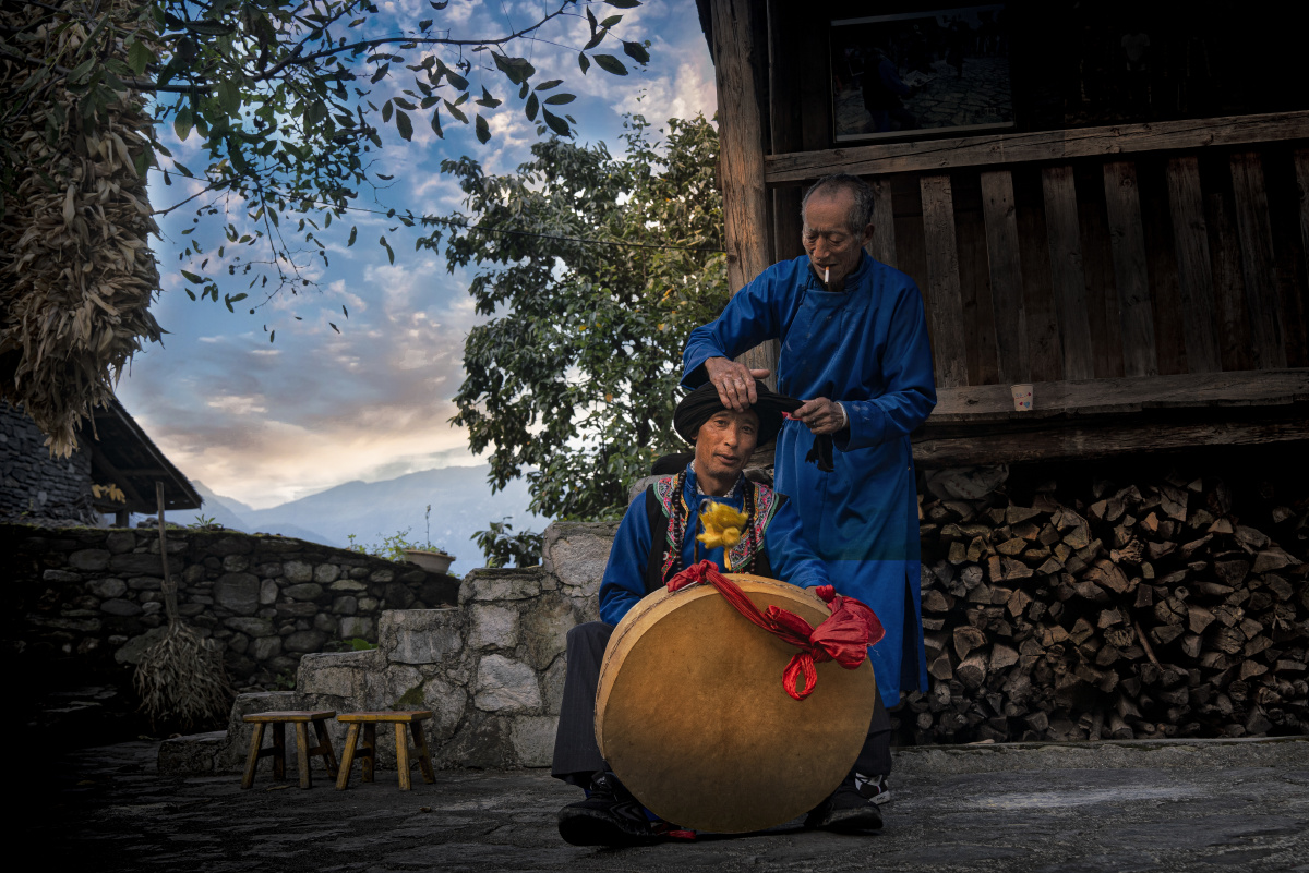 尔苏藏寨的汉子蟹螺乡也叫蟹螺堡是石棉尔苏族聚居地尔苏人至今沿用
