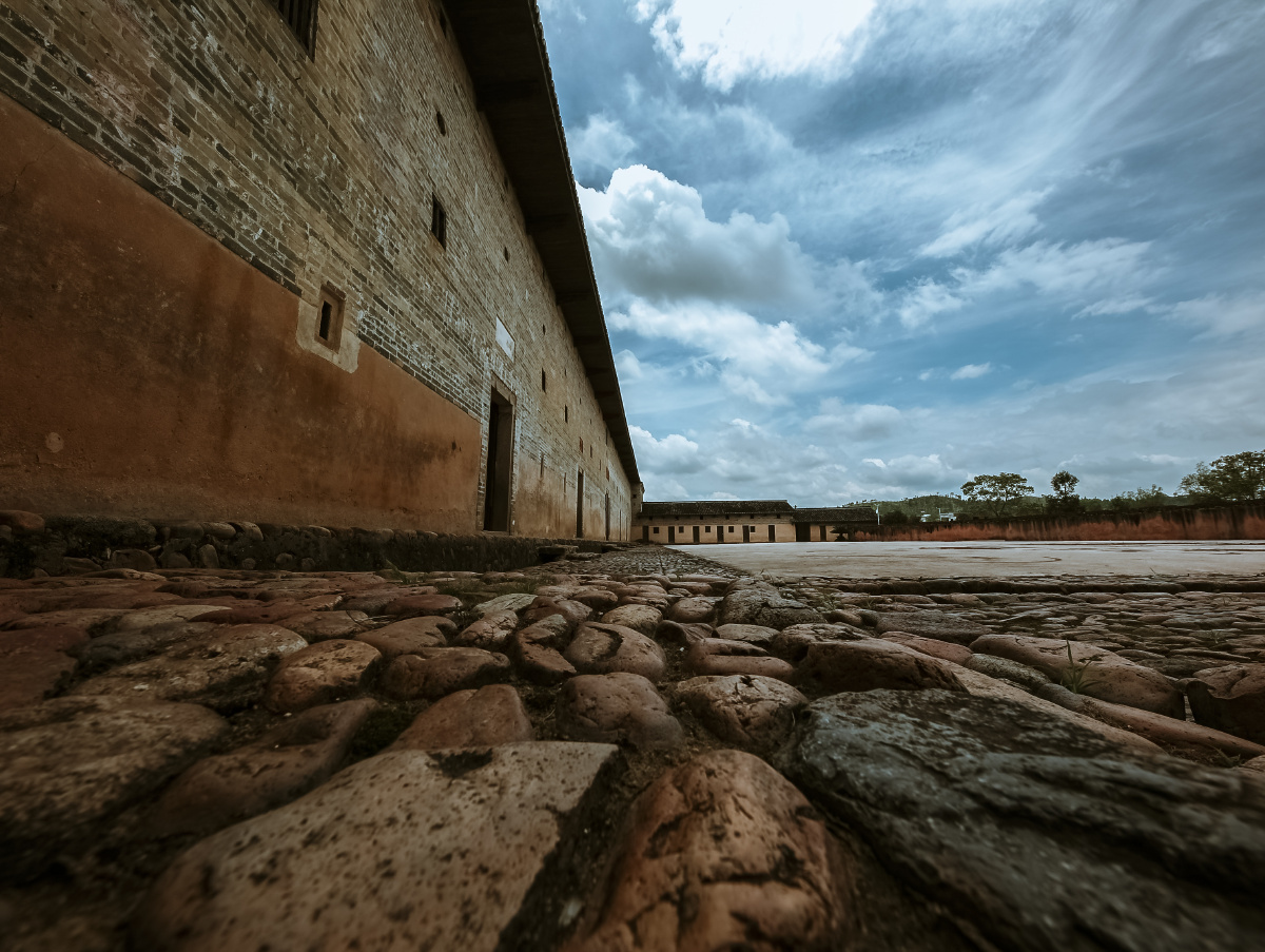 《寂寞的东生围》:江西安远县镇岗乡有中国最大的方形围屋客家围屋和