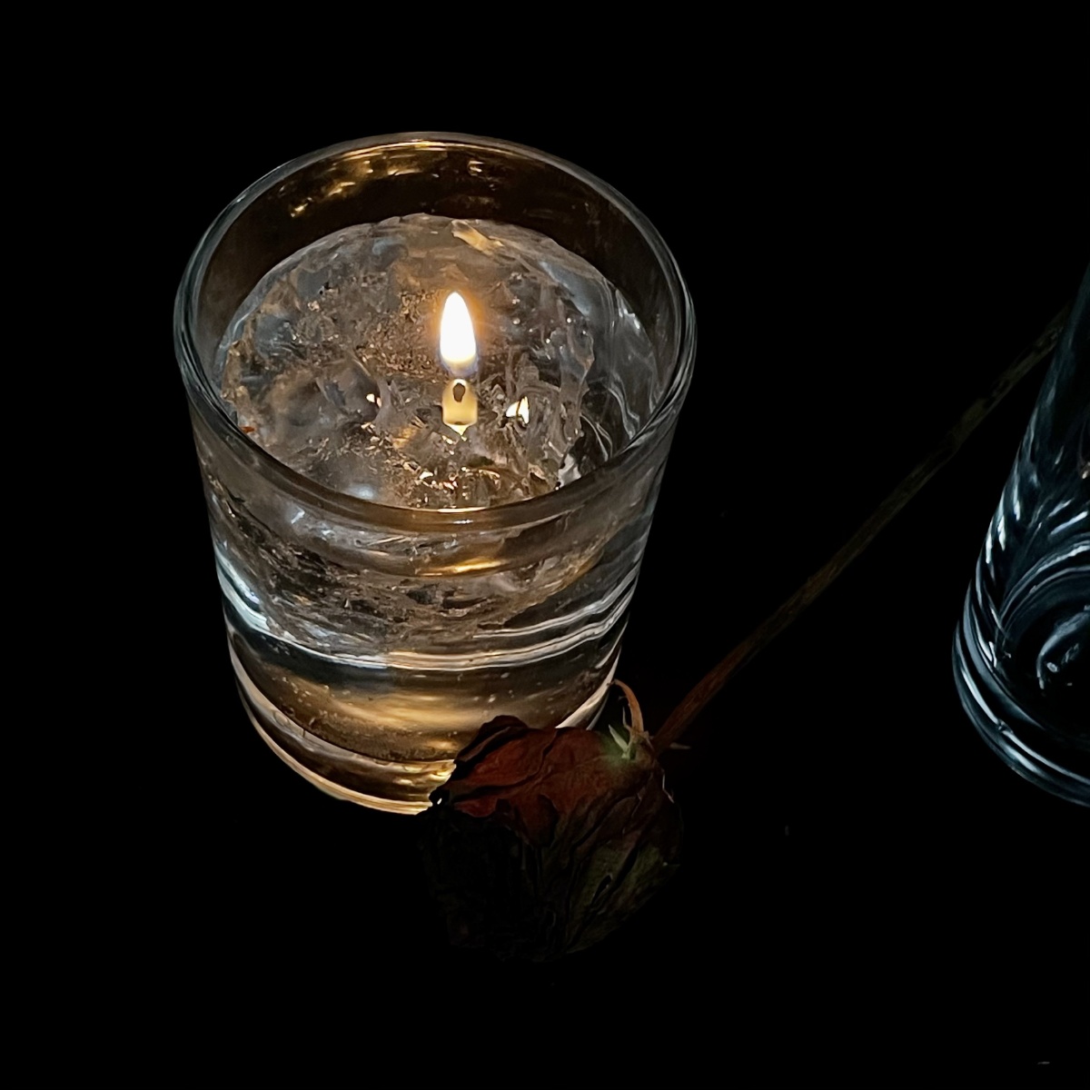 烛与花蜡烛会燃尽花但花依然跟随他的光芒