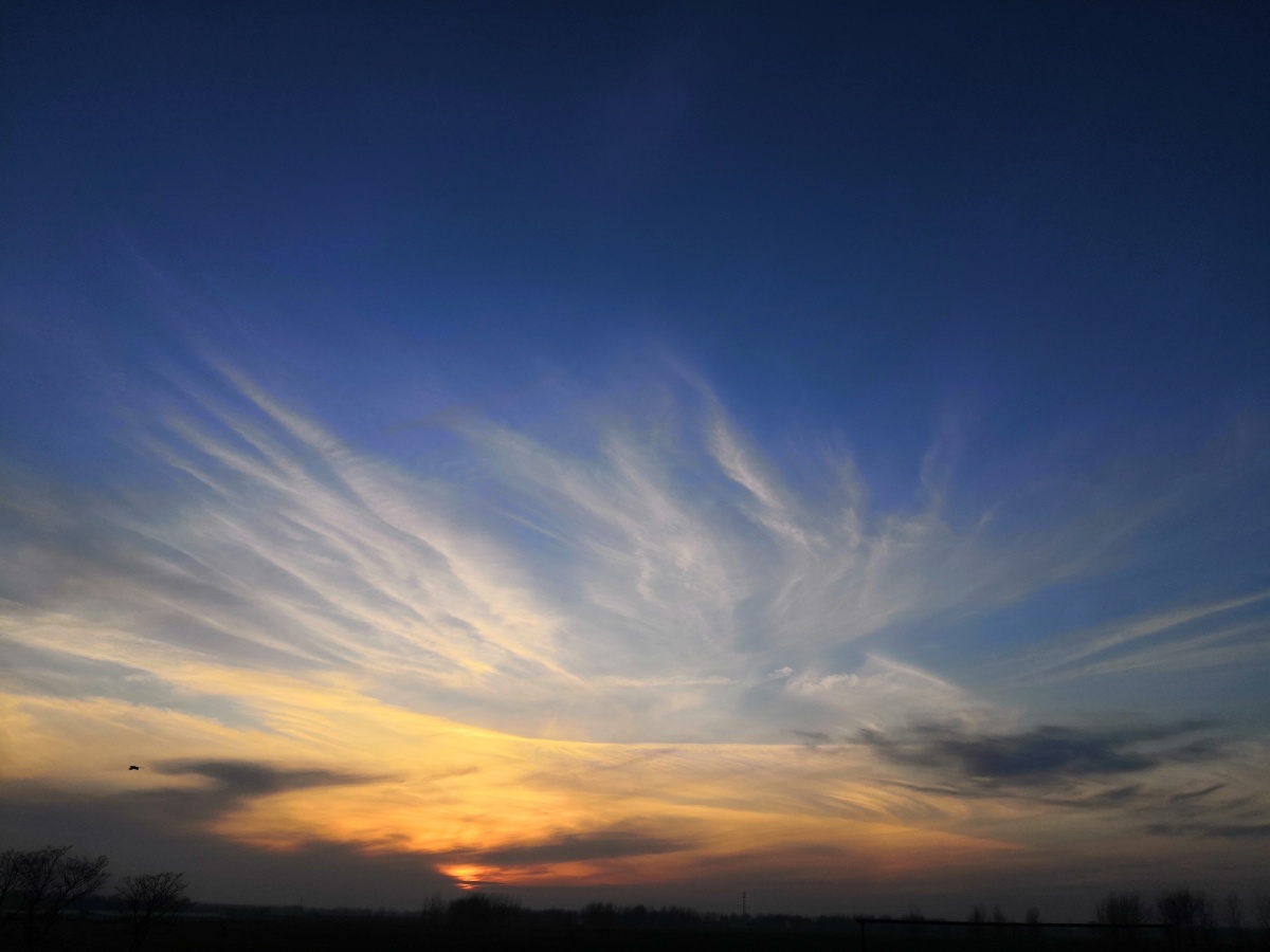 傍晚的天空,大地覆盖着一层神秘的色彩