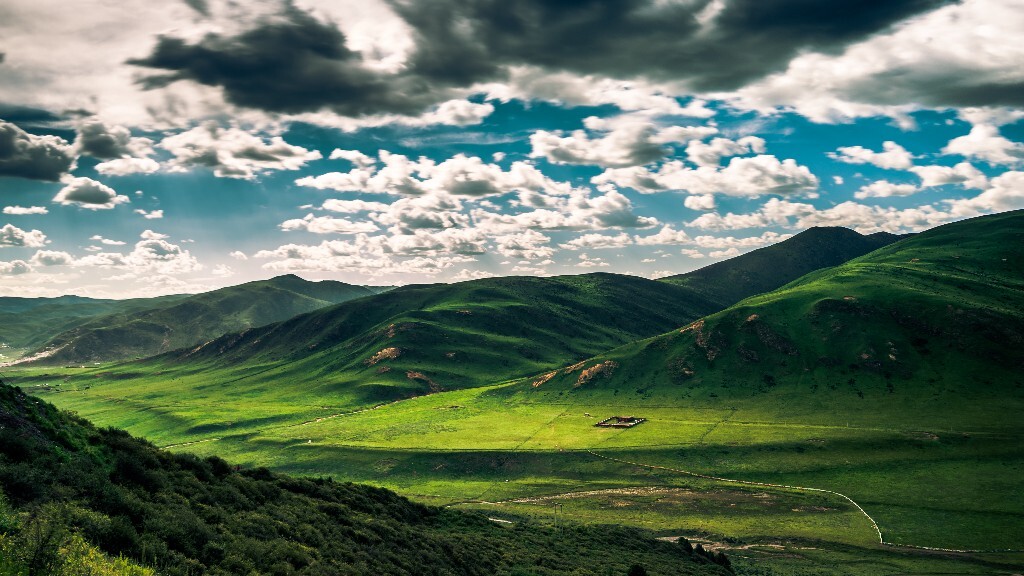 一座小庙，藏在喇嘛沟的另一面山坳<br />
山丘之隔，一面繁盛，一面僻静。