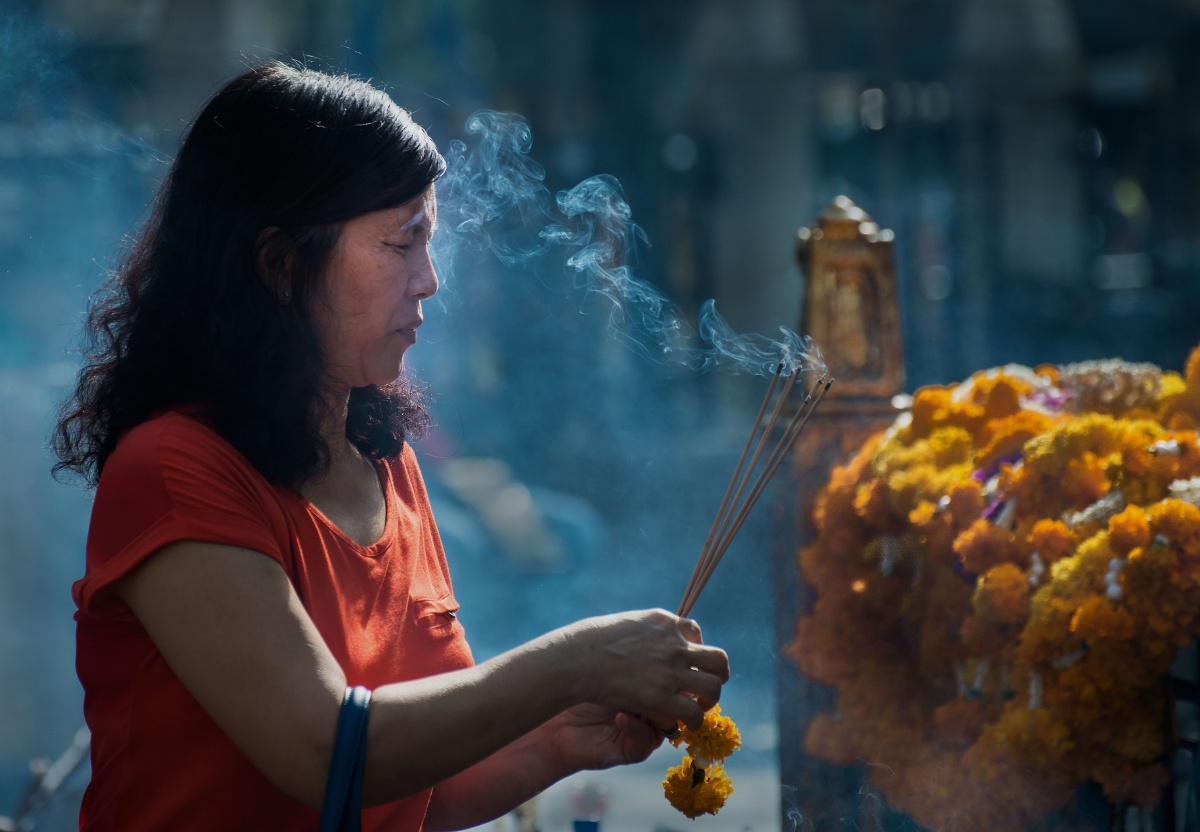 泰国曼谷的四面佛前,一位妇女在许愿祈福.