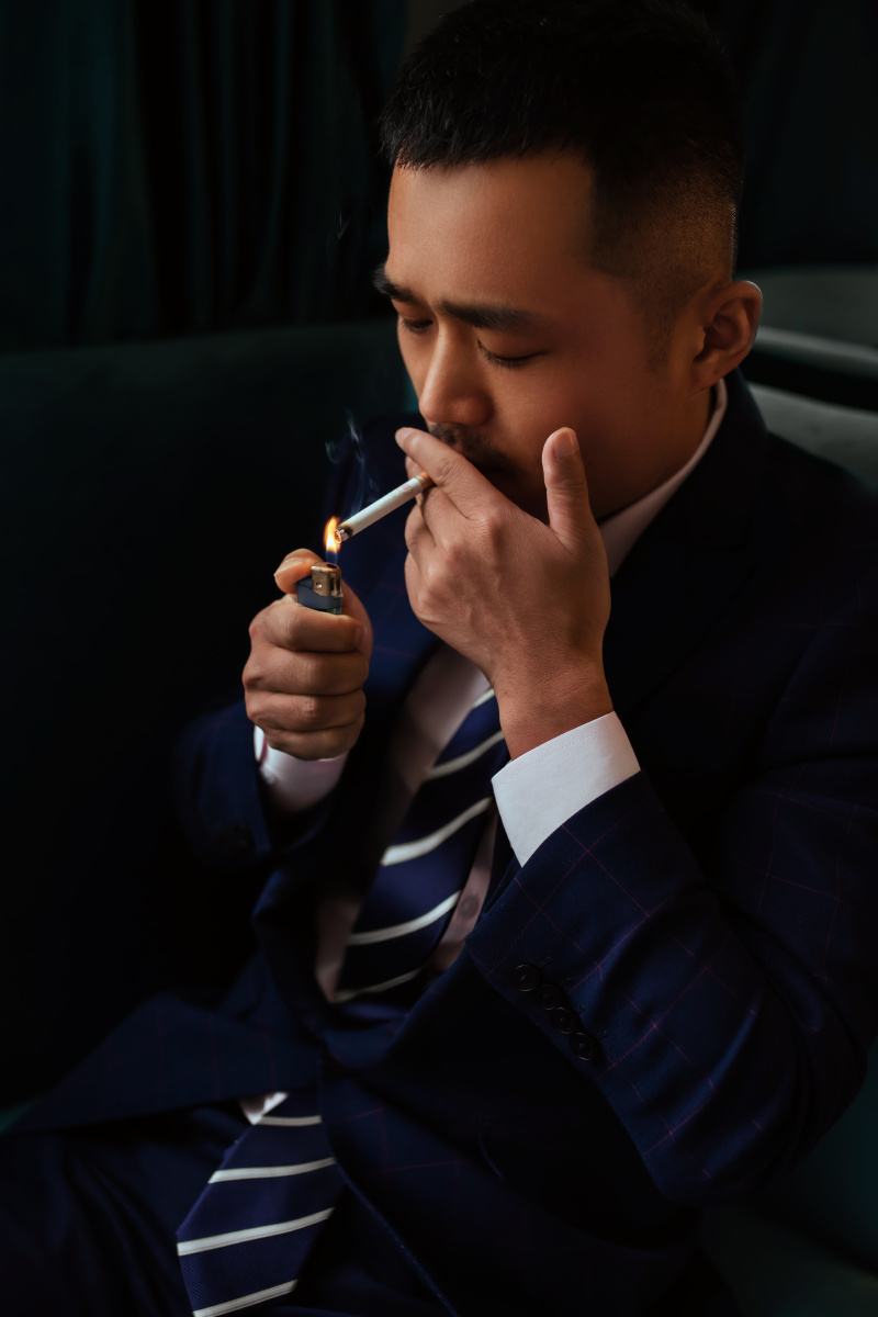 半支烟每当香烟将要燃尽的那一刻眷恋与叹息往往会留在最重的一口里